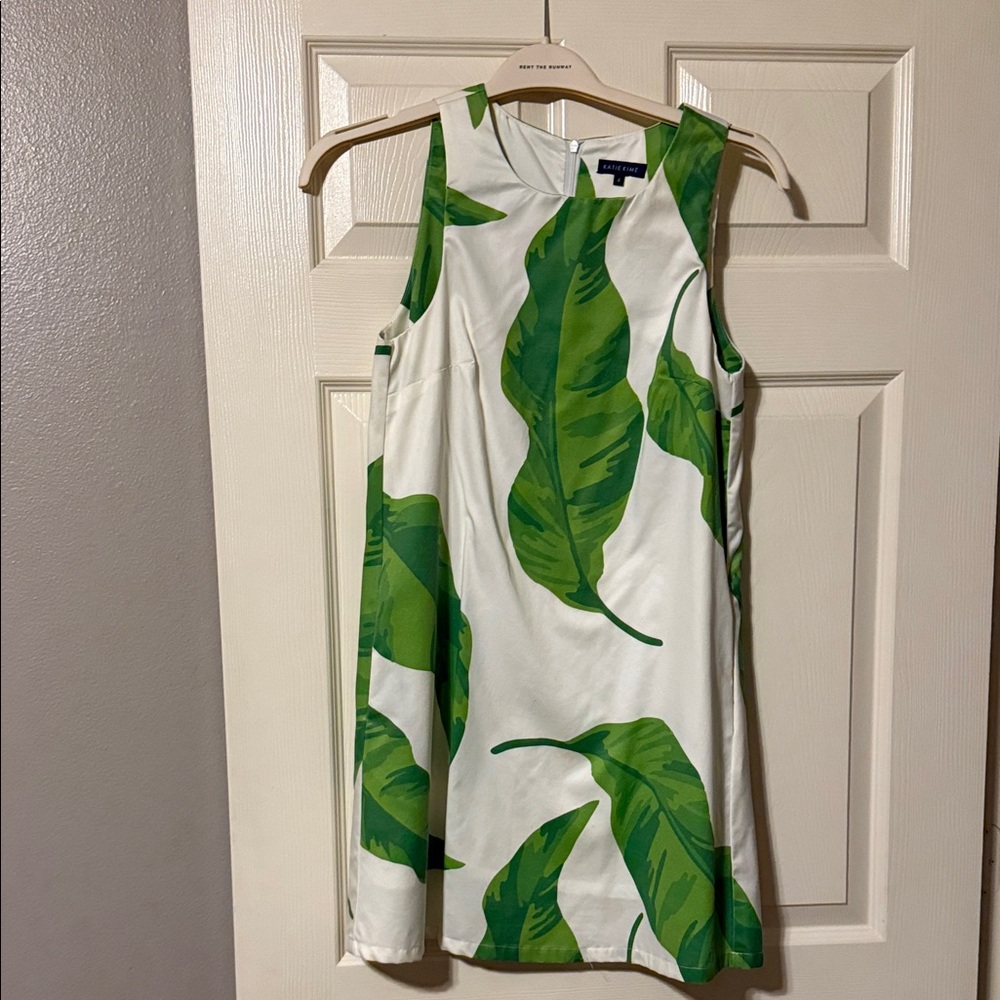Sleeveless Dress with Green Leaf Pattern
